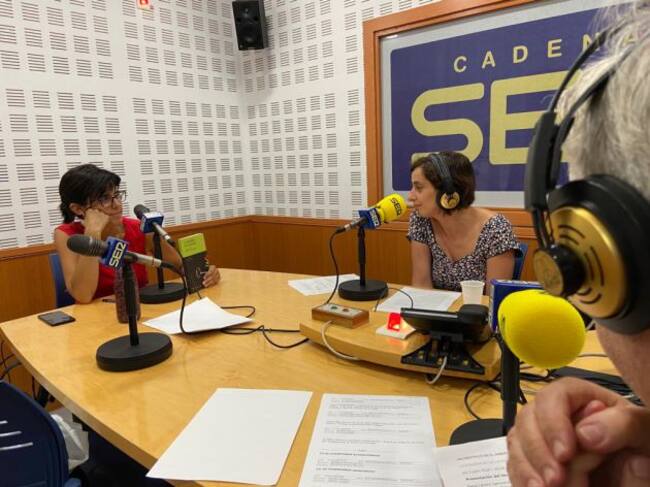 Elena Lázaro, en el estudio de Radio Córdoba.