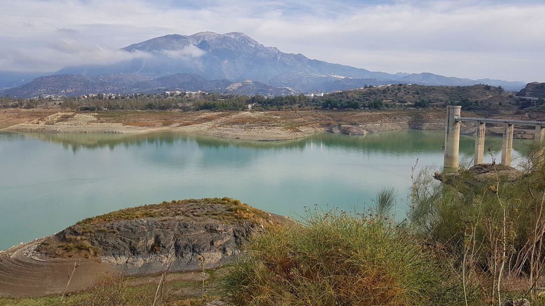 El embalse de La Viñuela, en la Axarquía, presenta una situación con bajos niveles en sus reservas