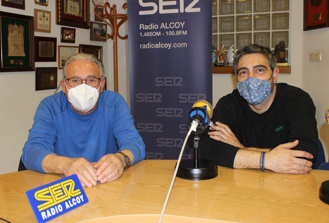 Juan Luis Giner y Juan Andrés Giner, padre e hijo en los estudios de Radio Alcoy