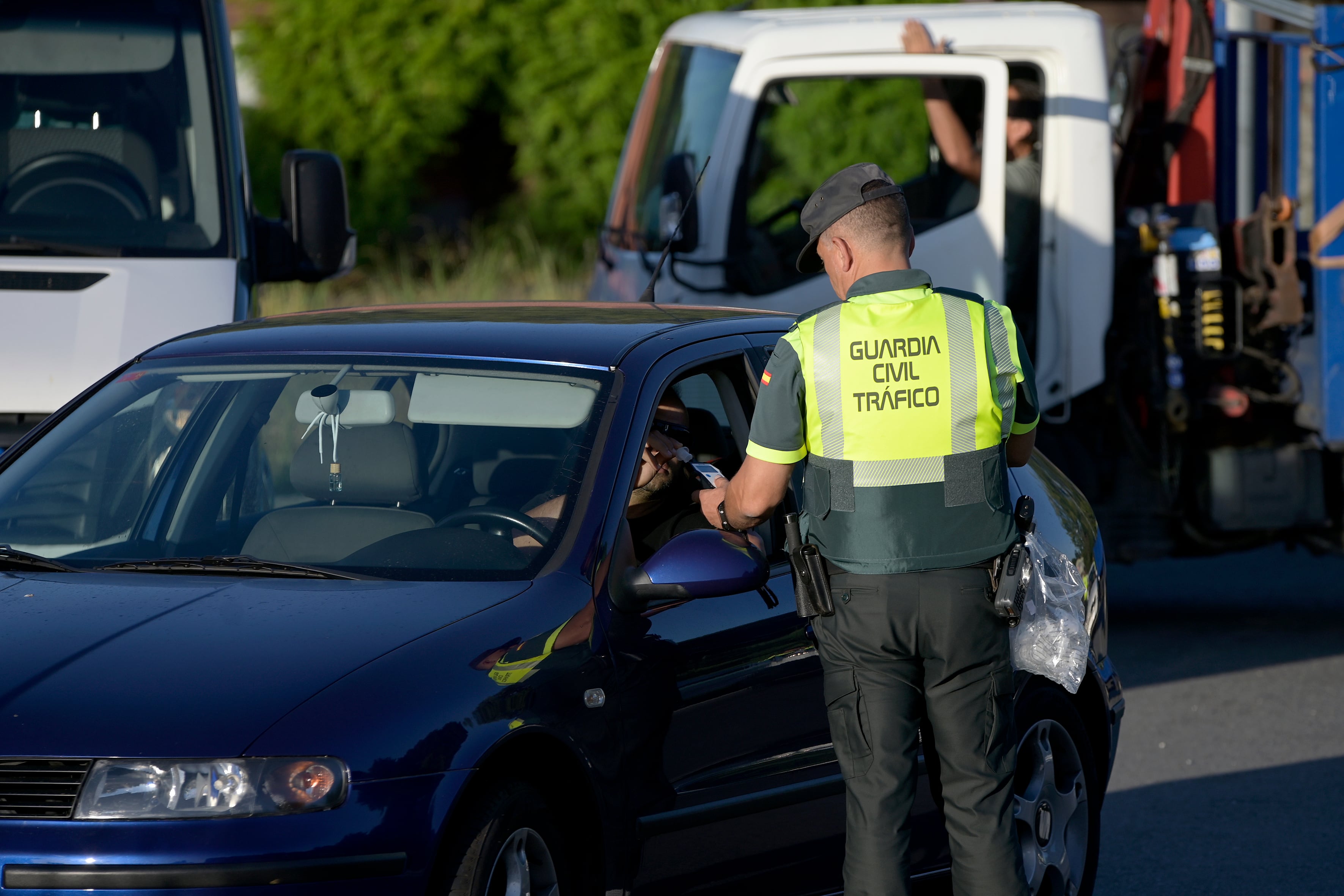 Un guardia civil fuera de servicio fue el que detectó al conductor suicida en la A-6. En la imagen, un conductor se somete a un test de alcoholemia en Galicia.