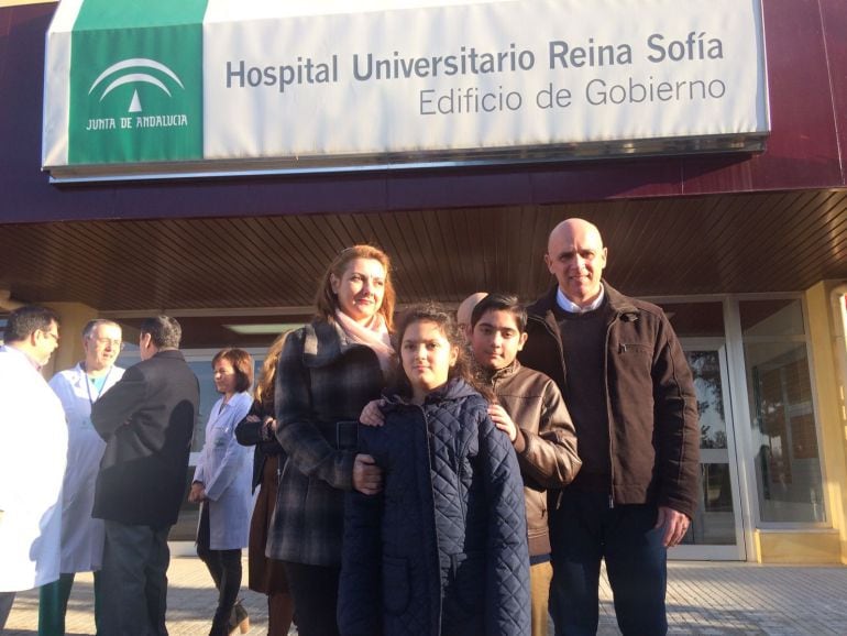 José Manuel junto a sus padres y a su hermana 