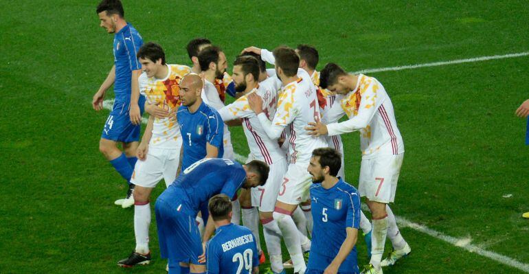 España celebra el empate en Údine