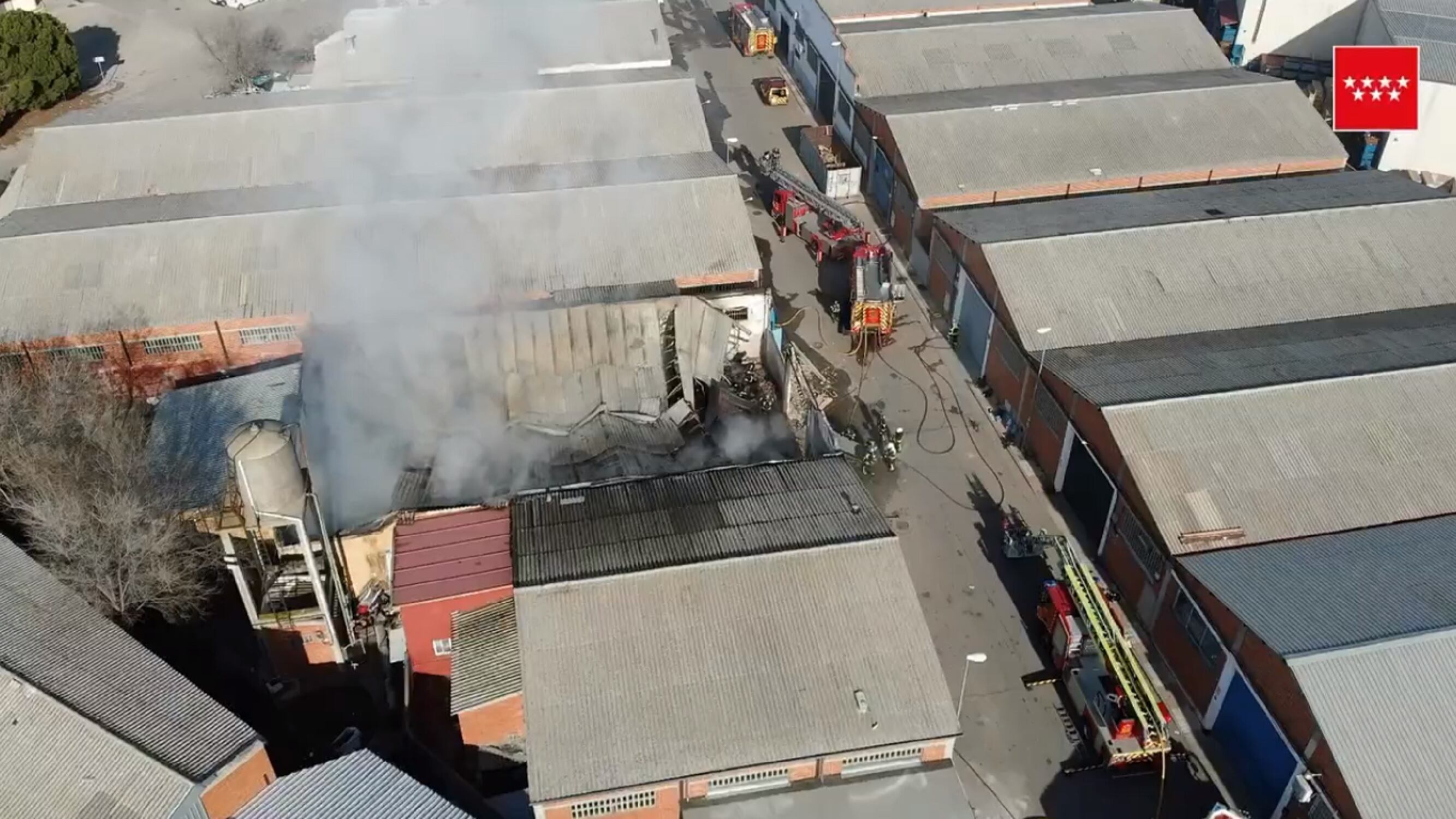 A vista de dron se observa el daño procudido por el incendio de esta nave industrial en Humanes de Madrid