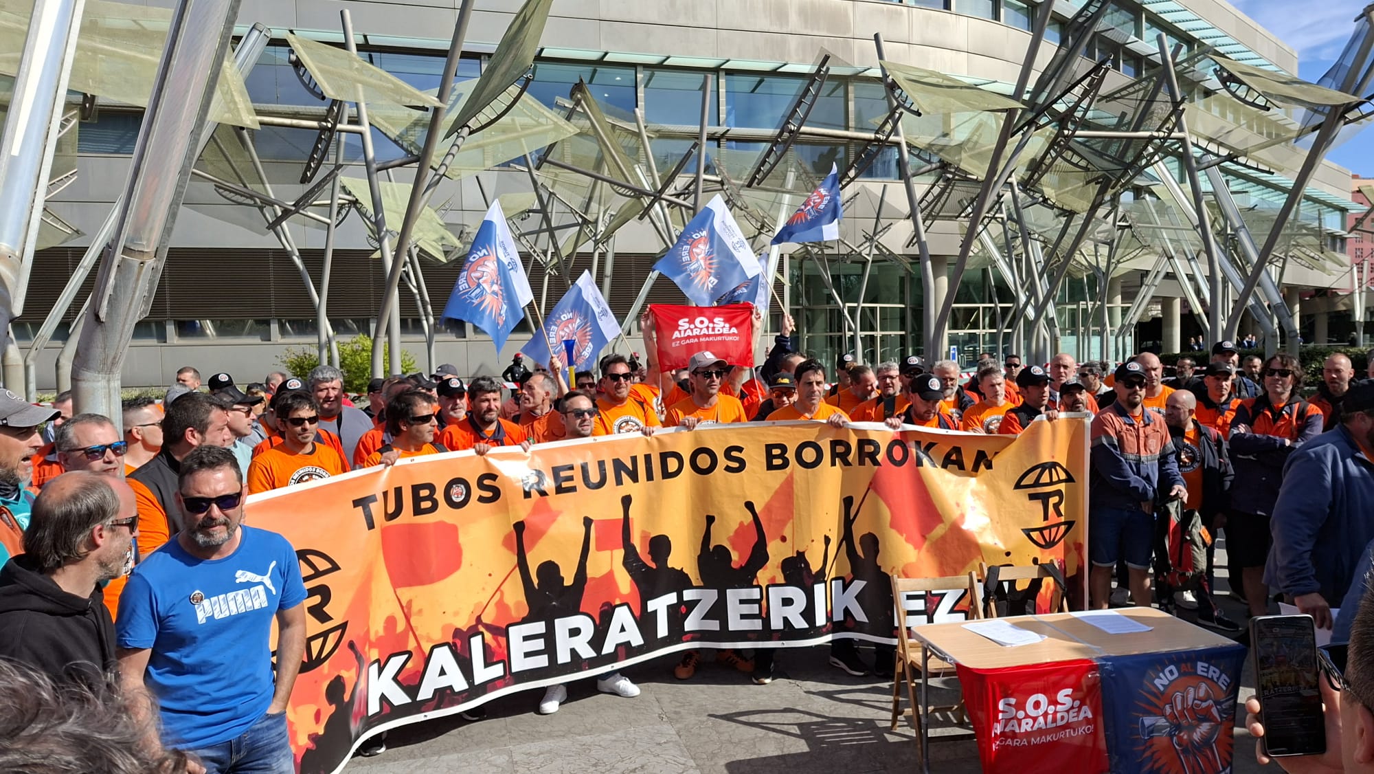 La plantilla de Tubos Reunidos en Amurrio denuncia la "manipulación" y el "chantaje" por parte de la empresa. / Dani Rivera