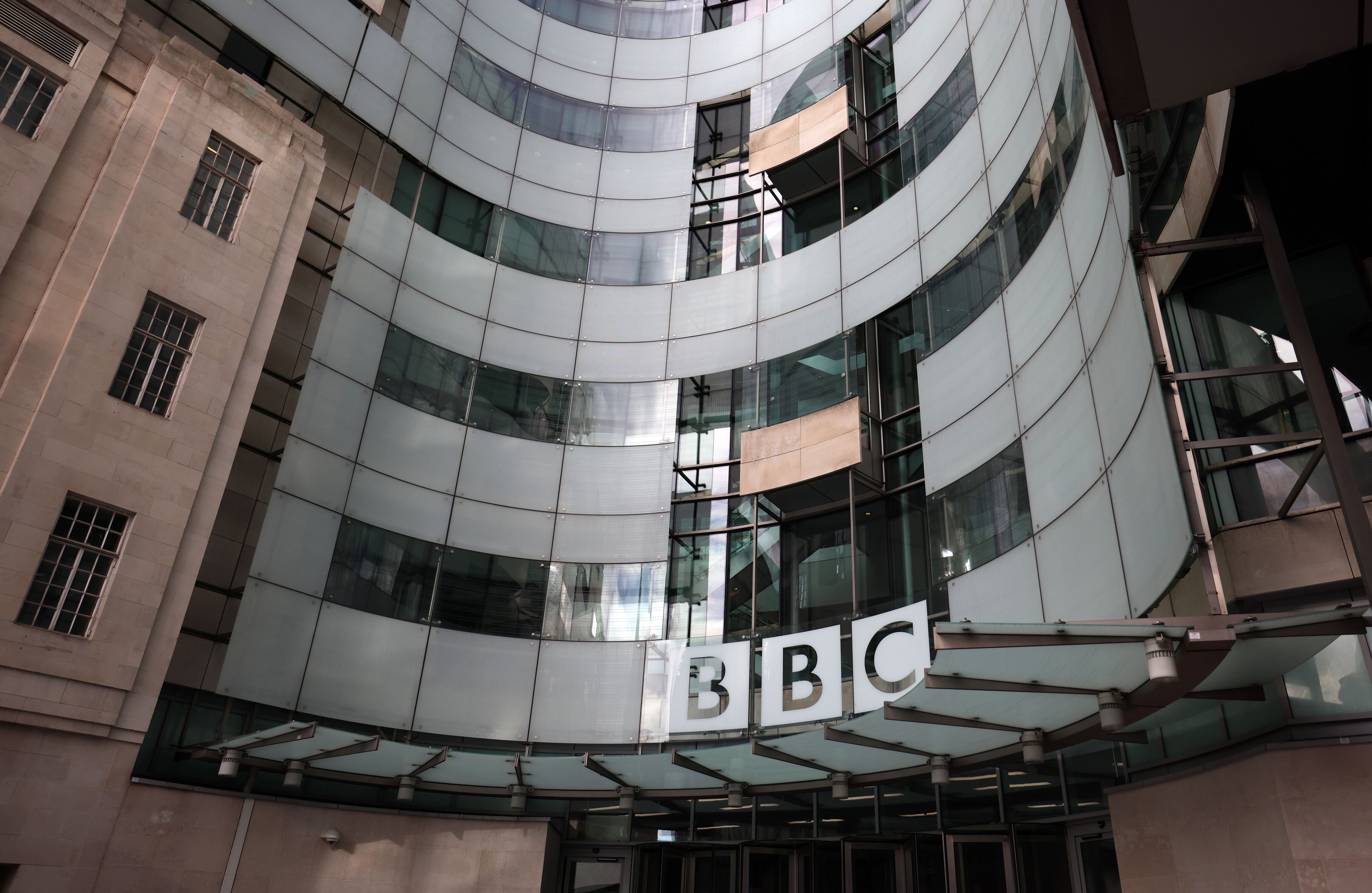 Donald Trump ha demandado a la BBC por 8.500 millones de euros por la edición del discurso del 6 de enero de 2021. (Reino Unido, Londres) EFE/EPA/ANDY RAIN