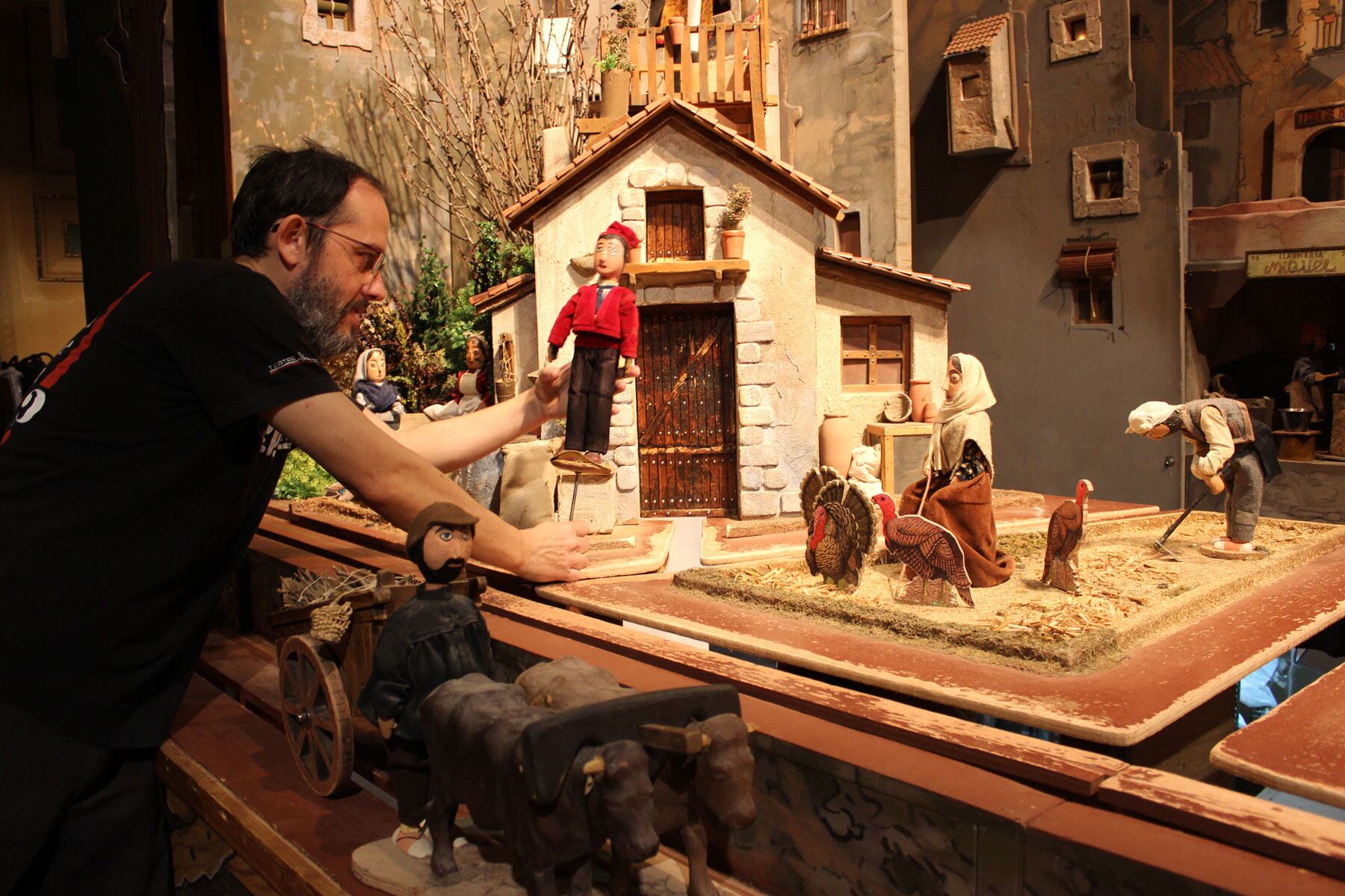 Luis Vélez, uno de los técnicos encargados del montaje del Tirisiti. con la marioneta del protagonista