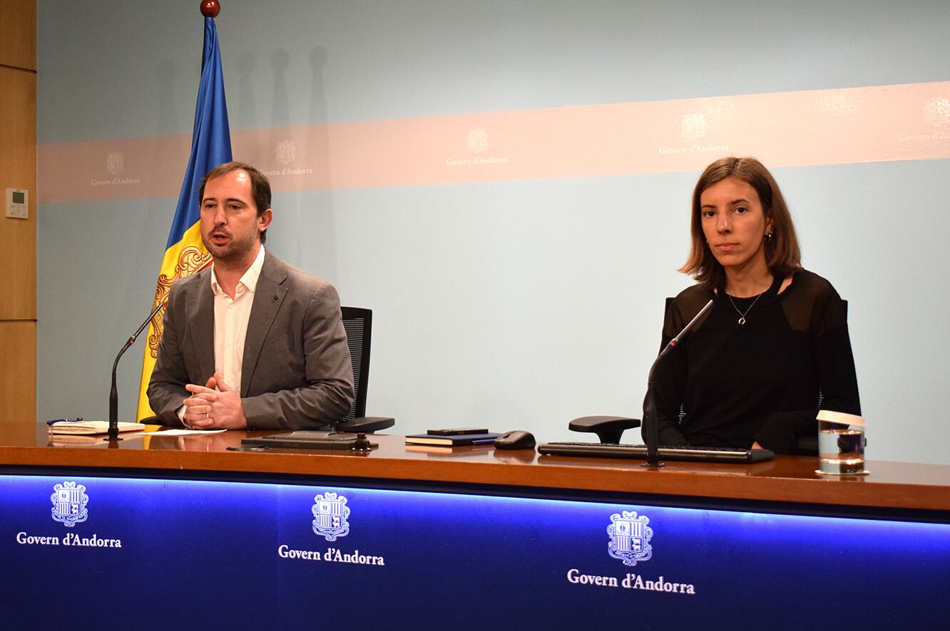 El director i la tècnica de l'Oficina de l'energia i del canvi climàtic, Carles Miquel i Anna Boneta, durant la presentació de la plataforma.