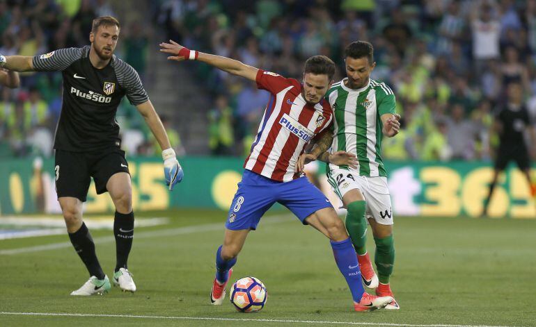 Saúl y Castro disputan el balón