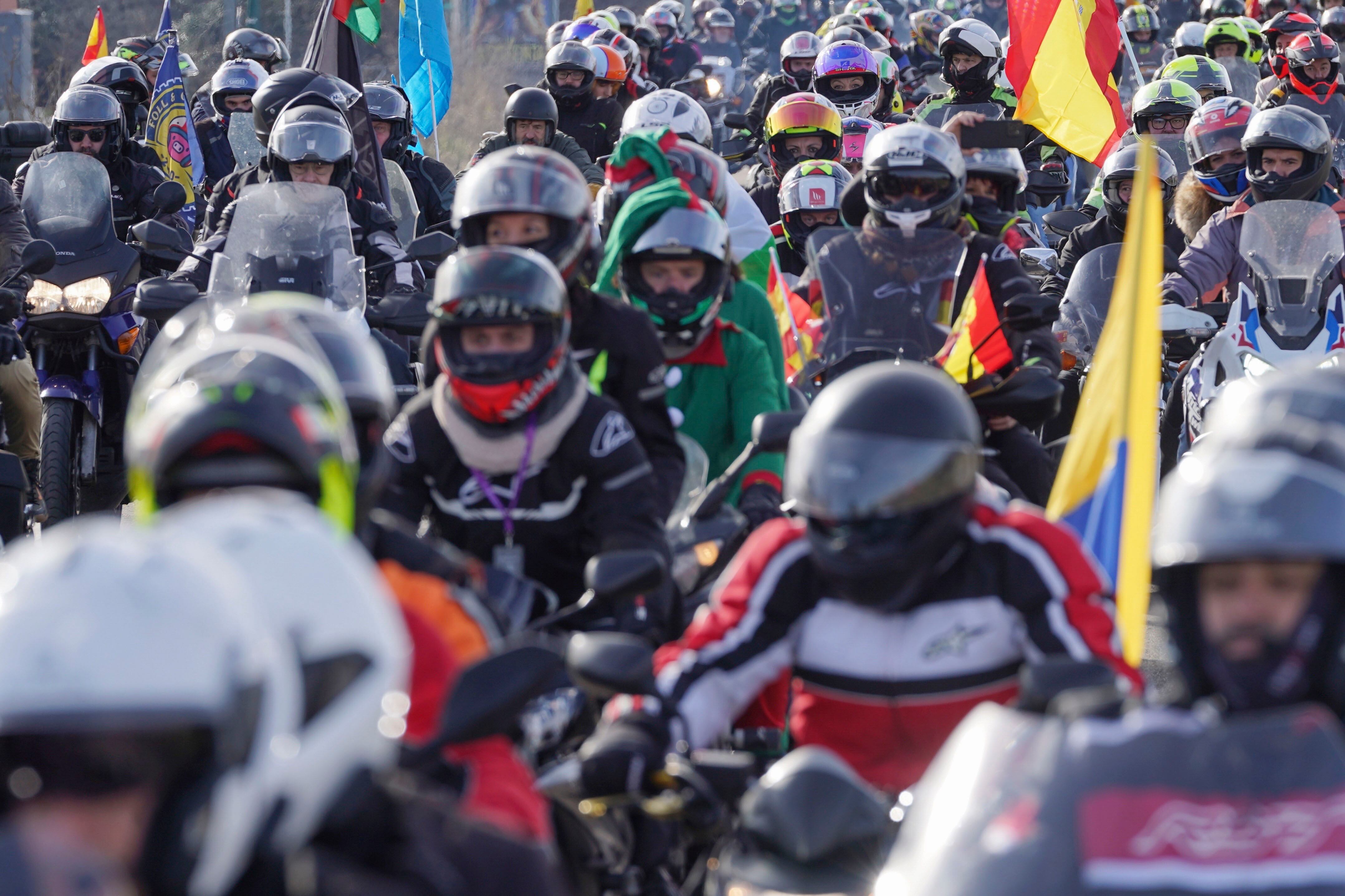 Tradicional desfile de banderas en la 43 edición de Pingüinos