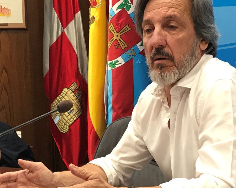 El concejal en rueda de prensa