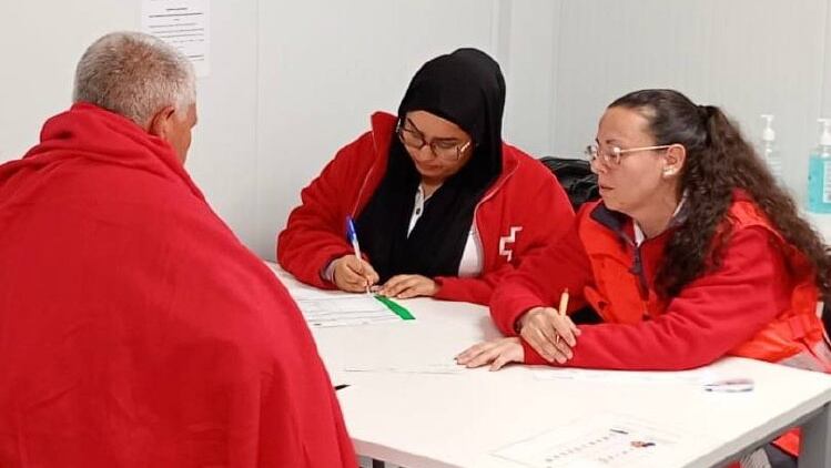 Atención a los migrantes por parte de Cruz Roja en el puerto de Alicante. Foto: Cruz Roja