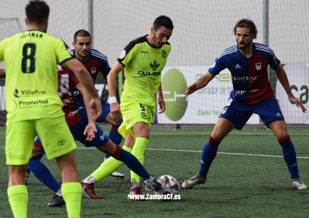 Altube pelea por un balón