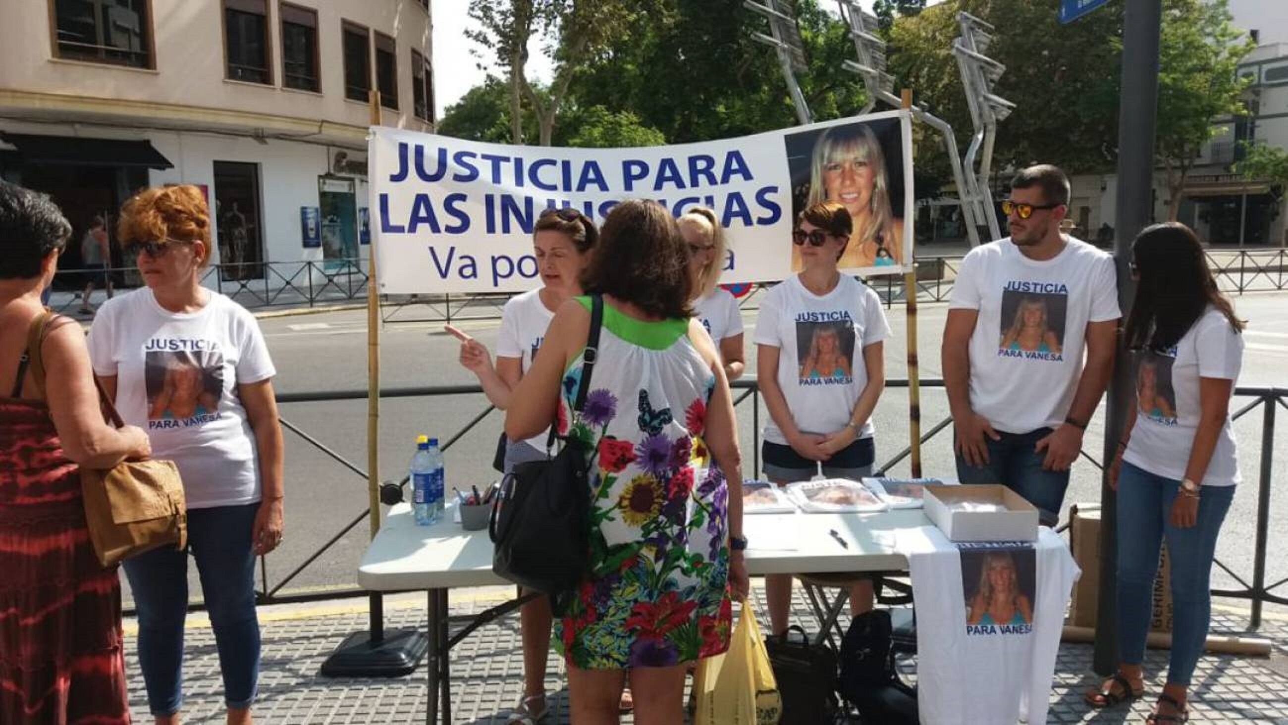Imagen de una de las acciones de recogida de firma de los familiares de la víctima