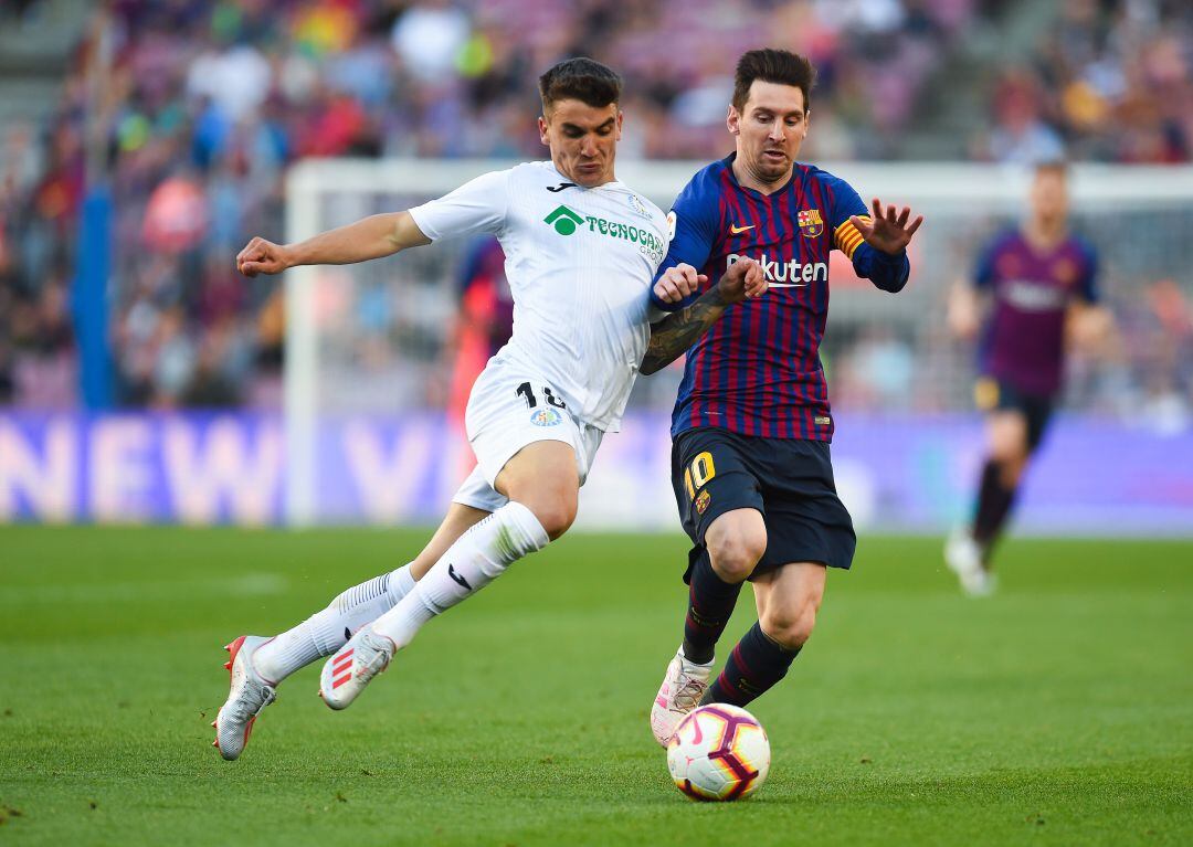 Arambarri (i) y Leo Messi pelean por un balón en el partido del Camp Nou de la pasada temporada.