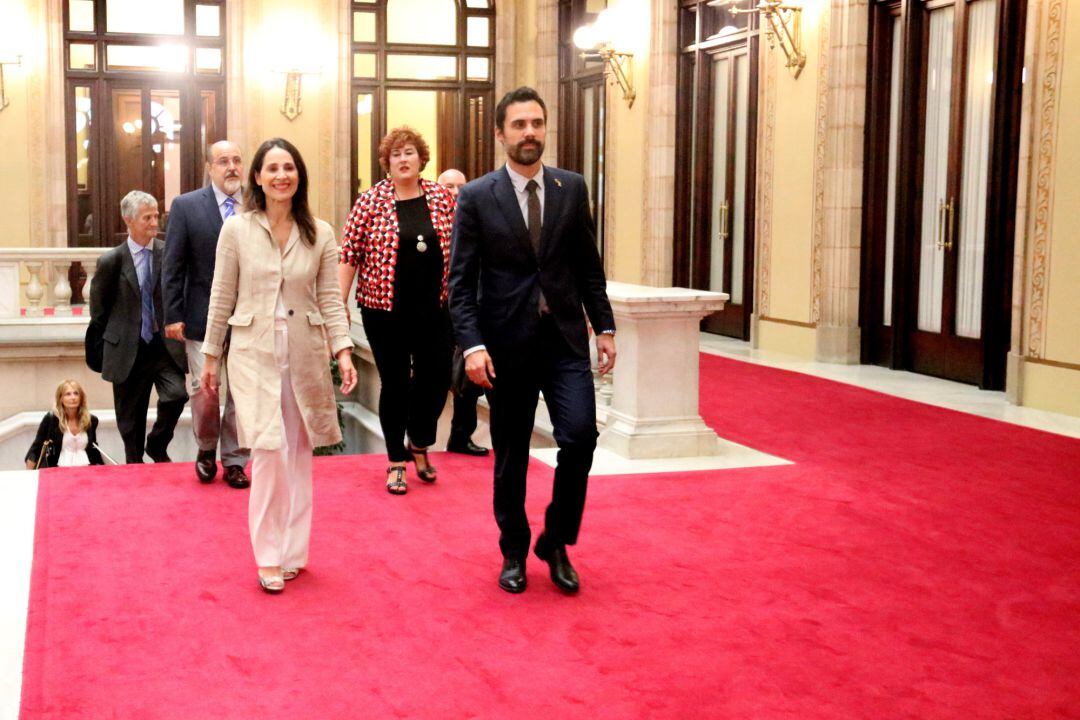 Pla mig del president del Parlament, Roger Torrent, i la presidenta del parlament basc, Bakartxo Tejeria, pujant les escales de la cambra catalana el 16 de setembre del 2019 (horitzonatal)