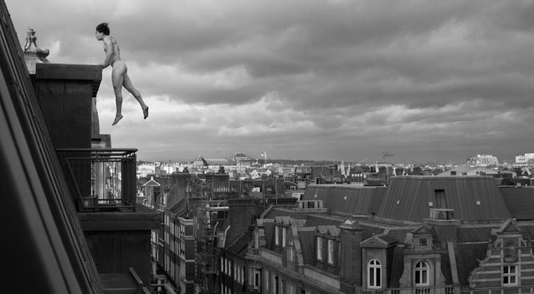 El corredor Tim Shieff en una de las imágenes en las que aparece desnudo haciendo acrobacias en lo alto de un edificio en Londres