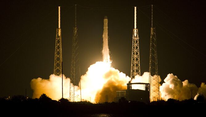 La empresa privada Space Exploration Technologies puso en órbita el cohete no tripulado &#039;Falcon 9&#039;