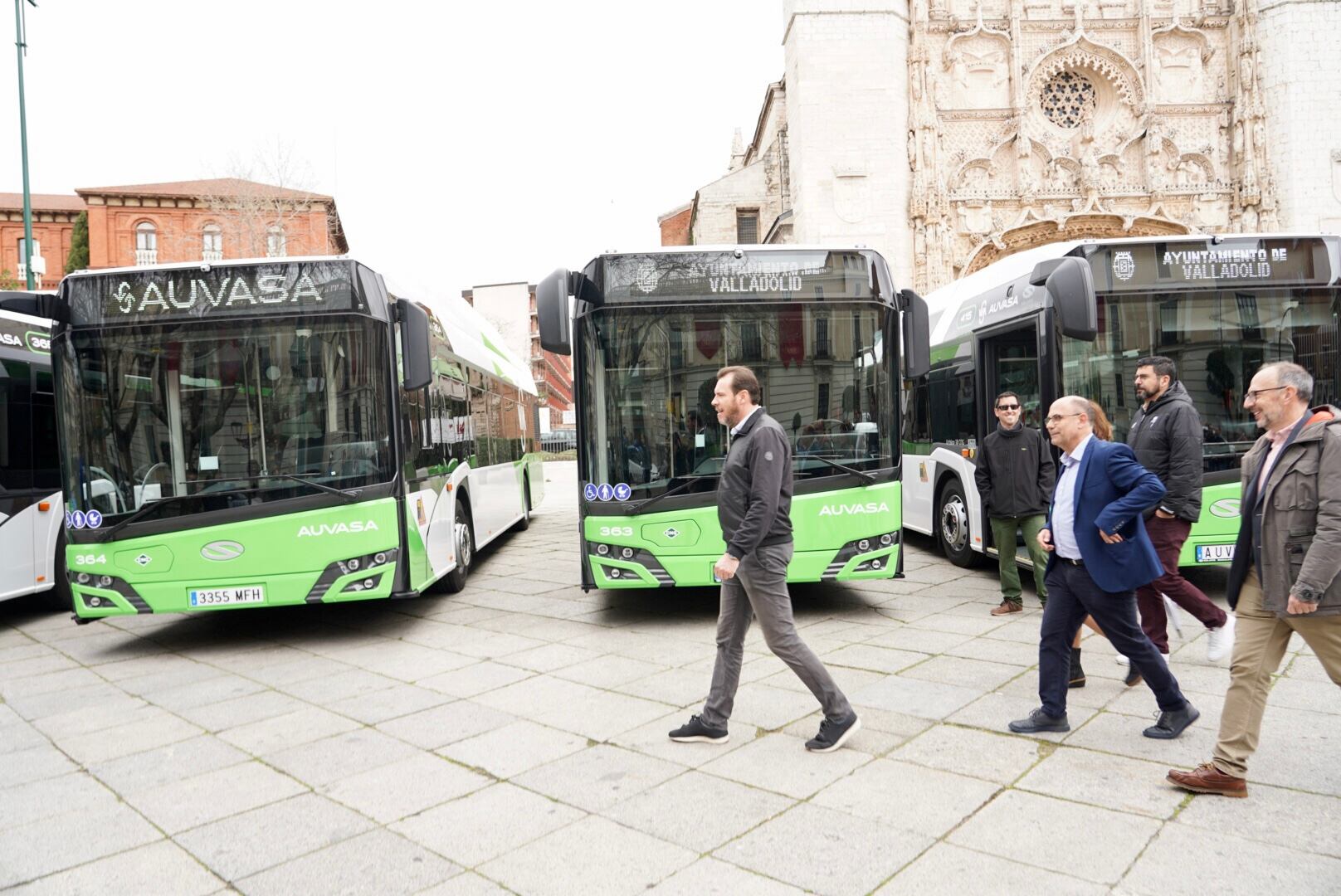 El alcalde de Valladolid, �scar Puente, presentar� 14 nuevos autobuses de Auvasa con el concejal de Movilidad y Espacio Urbano, Luis V�lez.