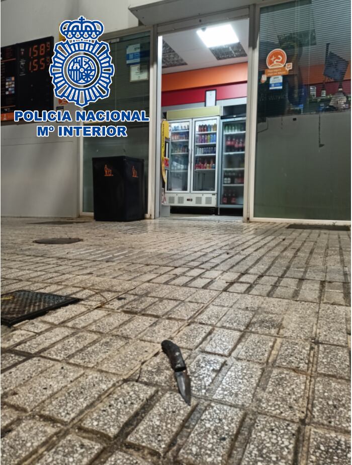 Imagen del cuchillo en la gasolinera de Linares.