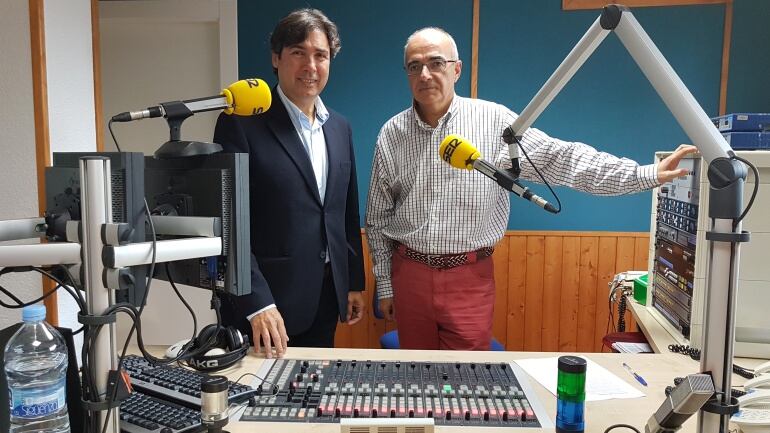 Jaime González, presidente del Puerto de Santander, junto a Pedro Aresti en el estudio de la SER 