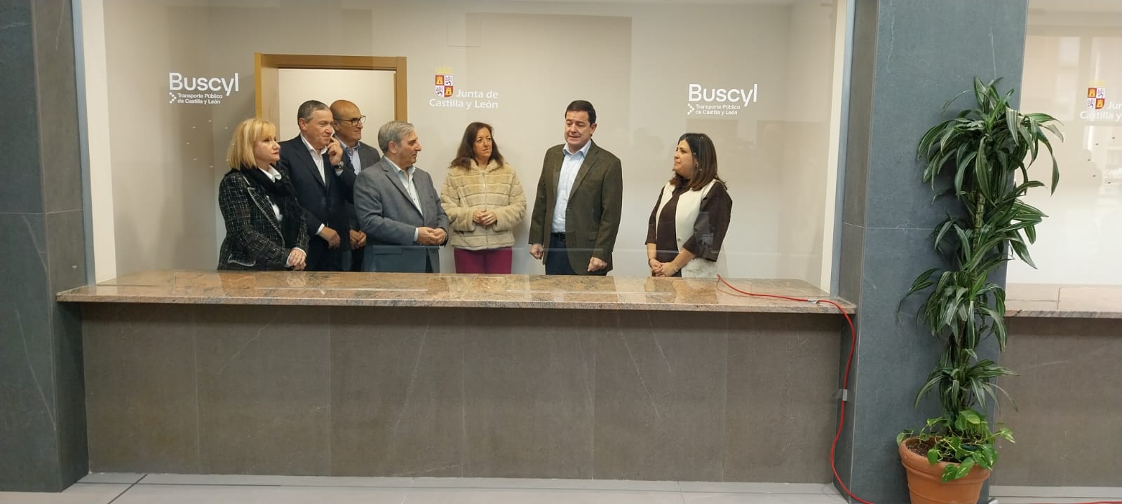 el presidente de la Junta de Castilla y León durante la visita de las instalaciones de la estación de autobuses de Benavente