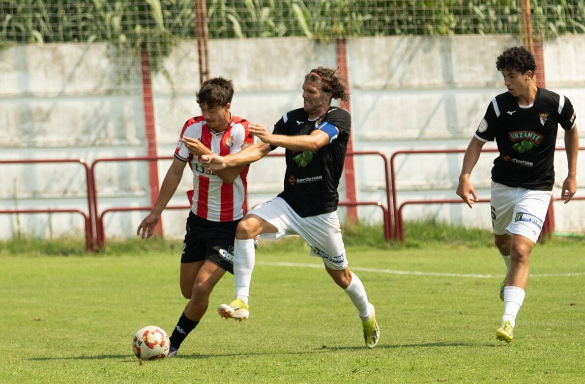 Samuel Clavero desplaza el balón ante la presión de Iñigo Alayeto / SD Logroñés