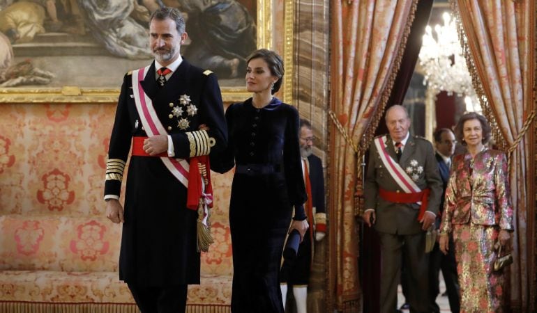 El Rey Felipe V, junto a la Reina Letizia y los Reyes eméritos, Juan Carlos y Sofía, a la entrada en el Salón del Trono del Palacio Real, durante la celebración hoy de la Pascua Militar.