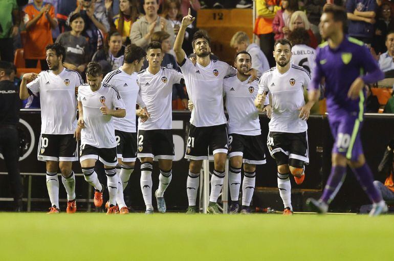 GRA350. VALENCIA, 17/10/2015.- Los jugadores del Valencia celebran el segundo gol ante el Málaga, marcado por el portugués André Gomes (5-i), durante el partido de Liga en Primera División que están distutando esta noche en el estadio de Mestalla, en Valencia. EFE/Juan Carlos Cárdenas