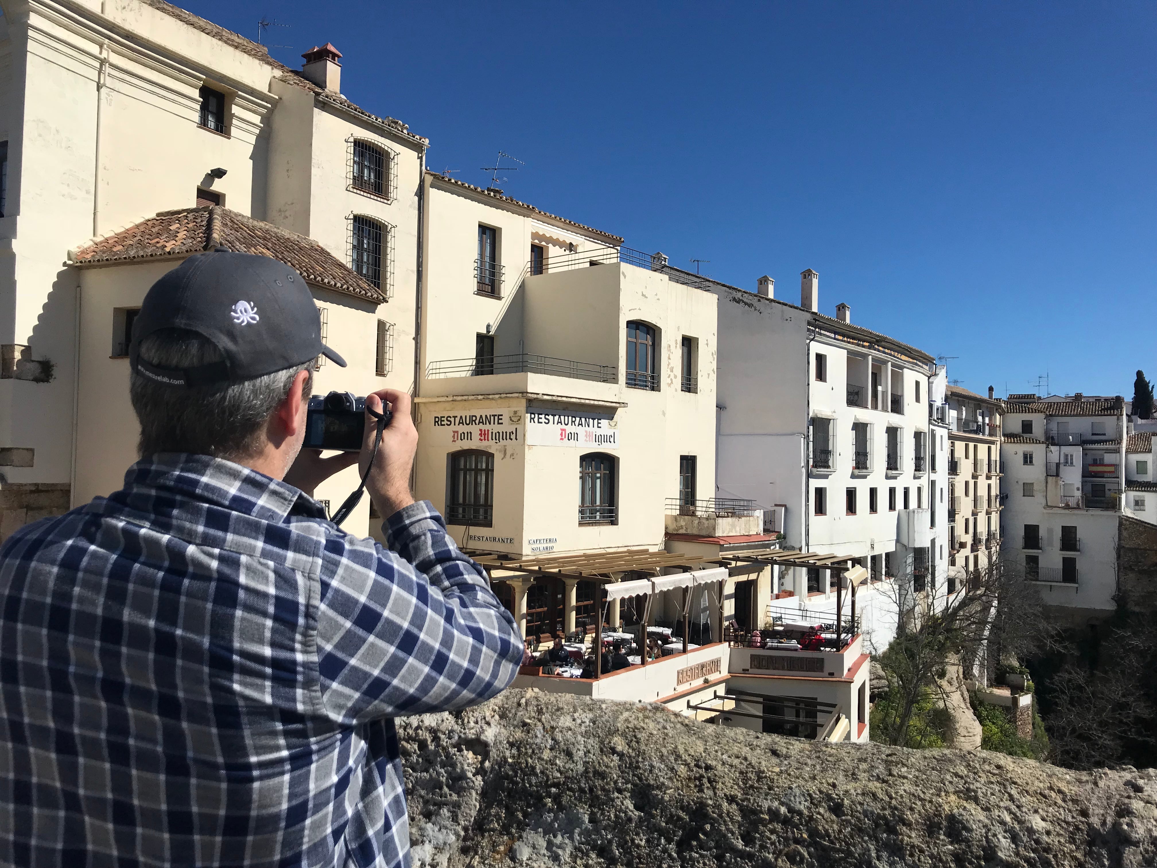 Un visitante hace una fotografía en el Puente Nuevo de Ronda