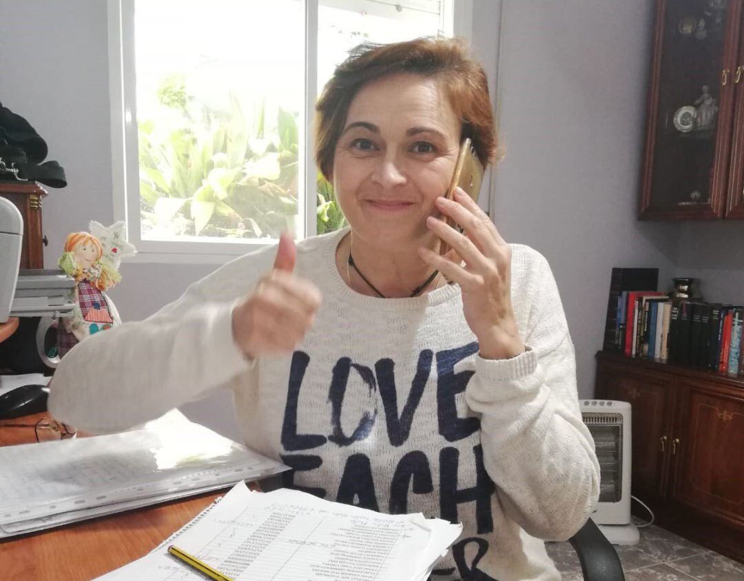 Una voluntaria atiende a mayores 
 