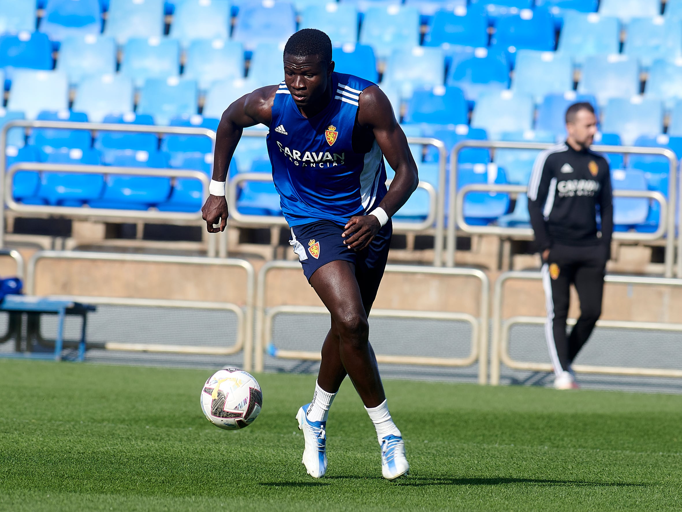 Pape Gueye remata a portería en un entrenamiento en La Romareda