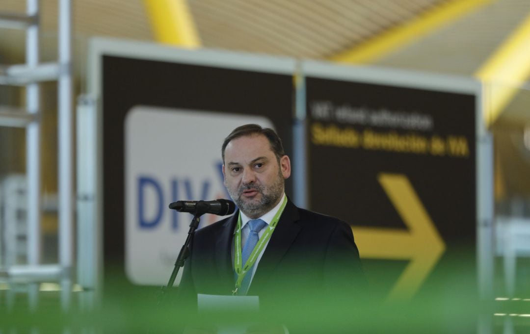 El ministro de Transportes, Movilidad y Agenda Urbana, José Luis Ábalos, atiende a los medios en su visita al Aeropuerto Adolfo Suárez Madrid-Barajas donde ha acudido para supervisar las medidas.