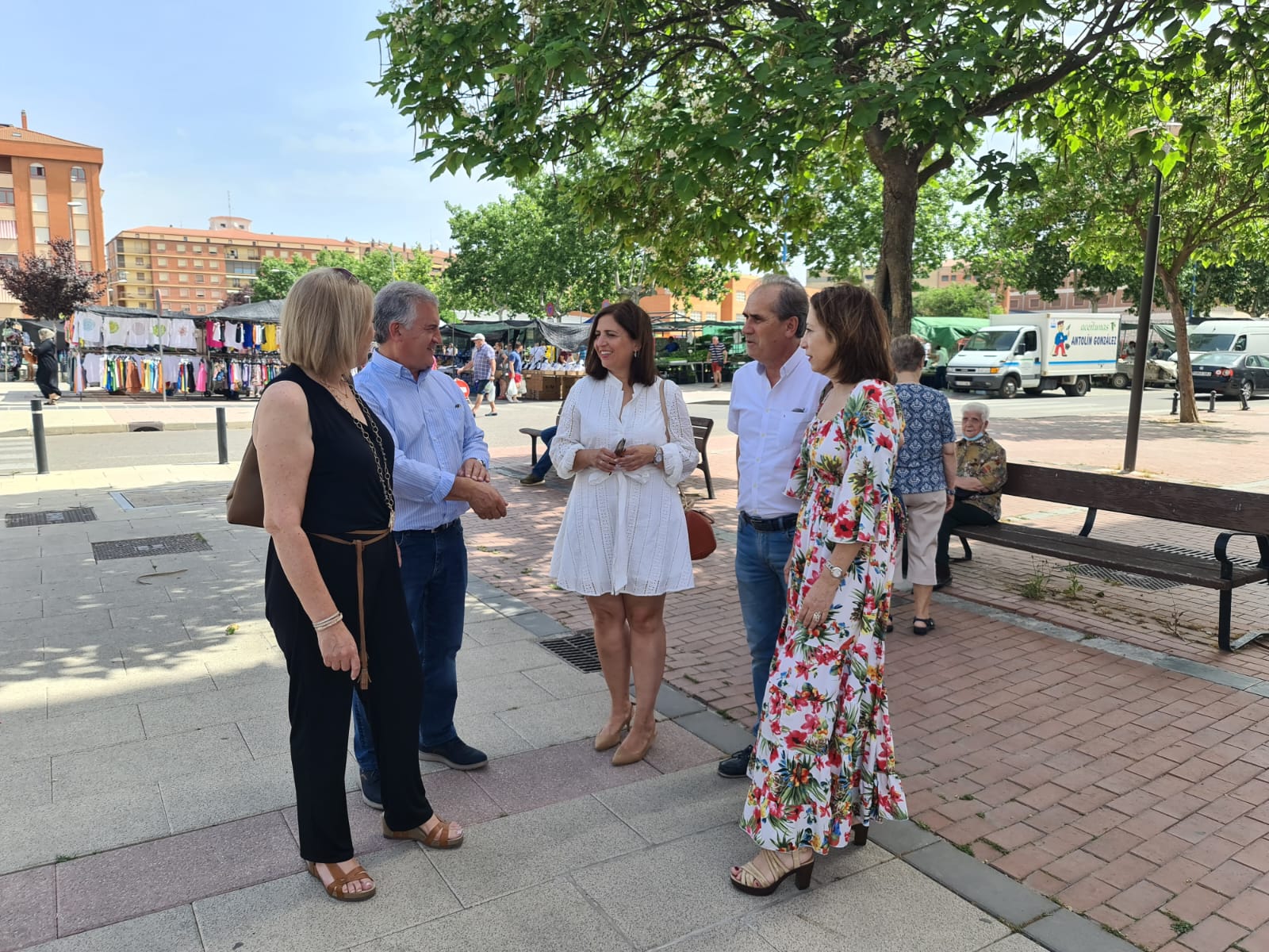 De izq a dcha, los concejales arandinos Amparo Simón e Ildefonso Sanz, Esther Peña, el procurador regional Luis Briones y Mar Arnaiz