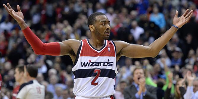 El jugador de Wizards John Wall celebra una canasta durante un partido entre Heat y Wizard por la NBA en el Verizon Center de Washington