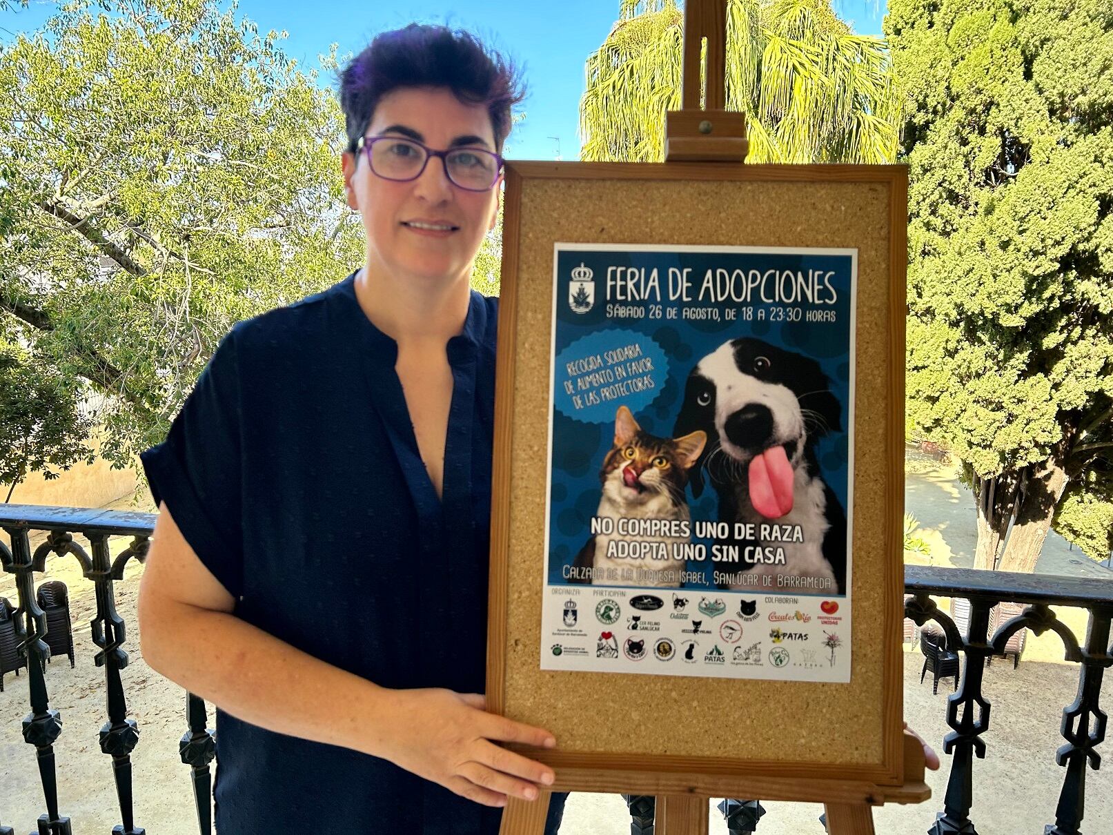 Carmen Pozo posa con el cartel de la I feria de adopciones