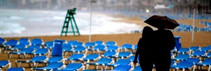 Una pareja pasea por la playa de Levante de Benidorm