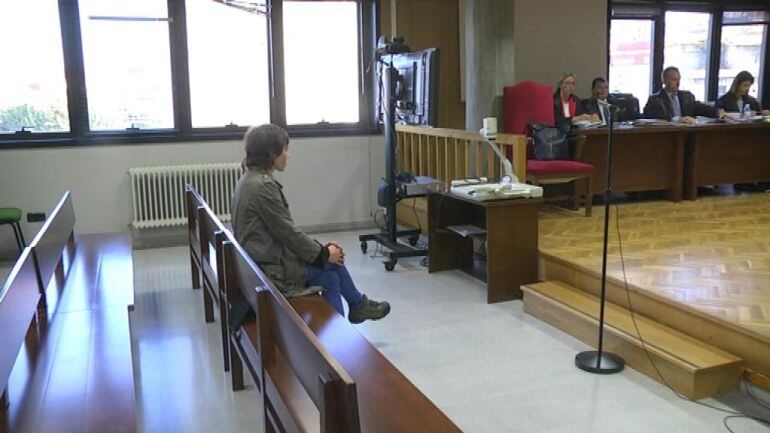 Carmen Oter, acusada de arrojar dos cócteles molotov al CFV en 2012, sentada en el banquillo de los acusados   