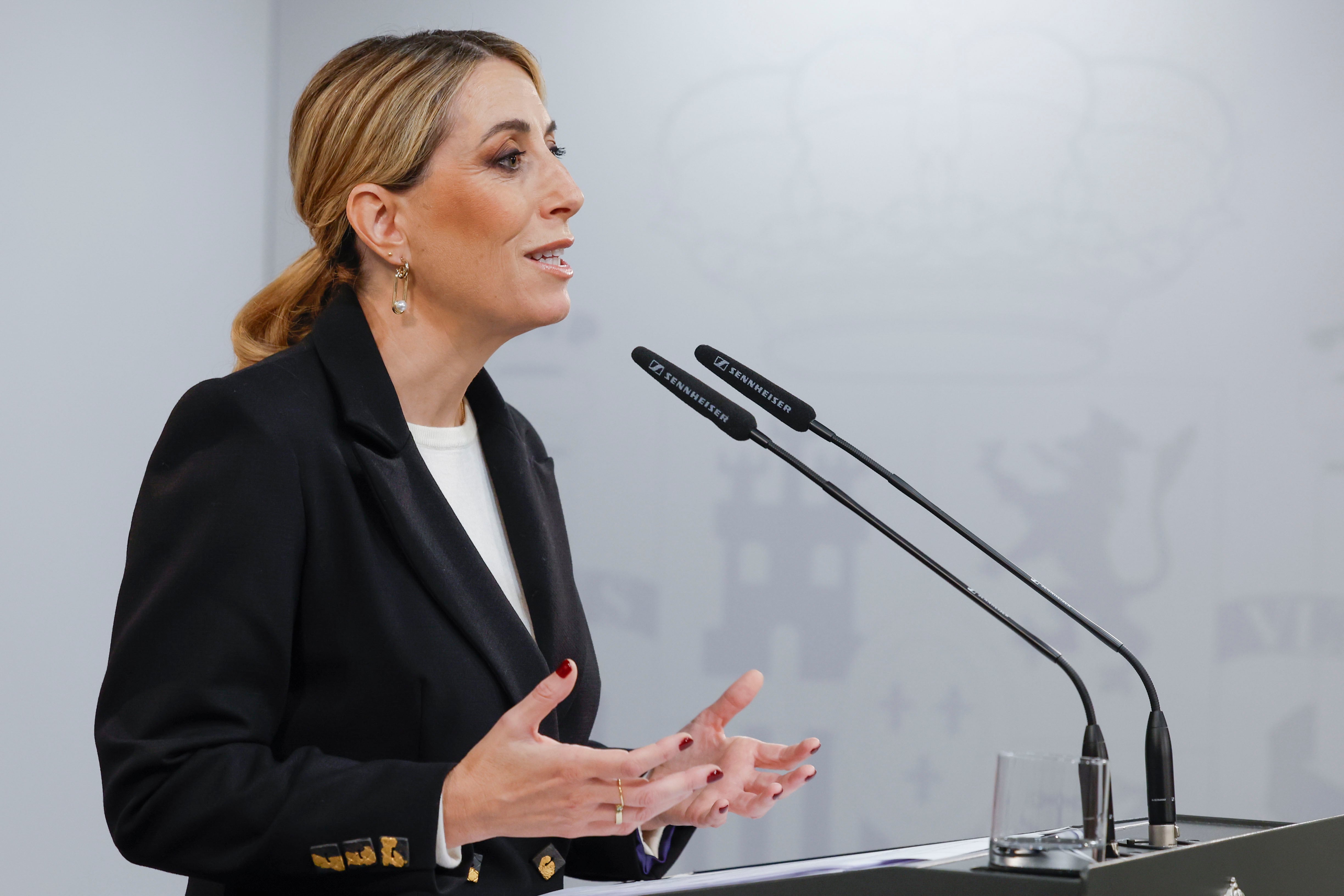 La presidenta de Extremadura, María Guardiola, durante la rueda de prensa que ha ofrecido tras su reunión con el presidente del Gobierno, Pedro Sánchez, dentro de la ronda de conversaciones de este con los presidentes autonómicos para abordar la financiación y sus demandas este viernes en el Palacio de La Moncloa. EFE/ J.J.Guillen