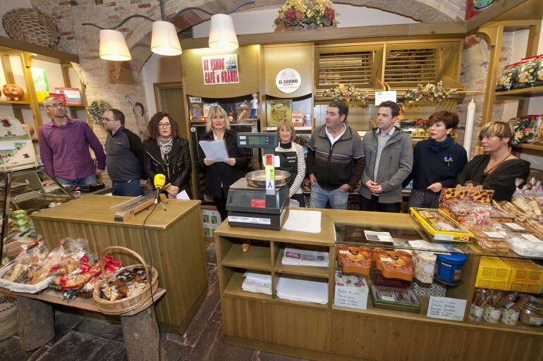 Responsables de Comercio del Gobierno de Navarra y del Ayuntamiento de Tafalla han presentado la campaña junto a los comerciantes que prestan su imagen