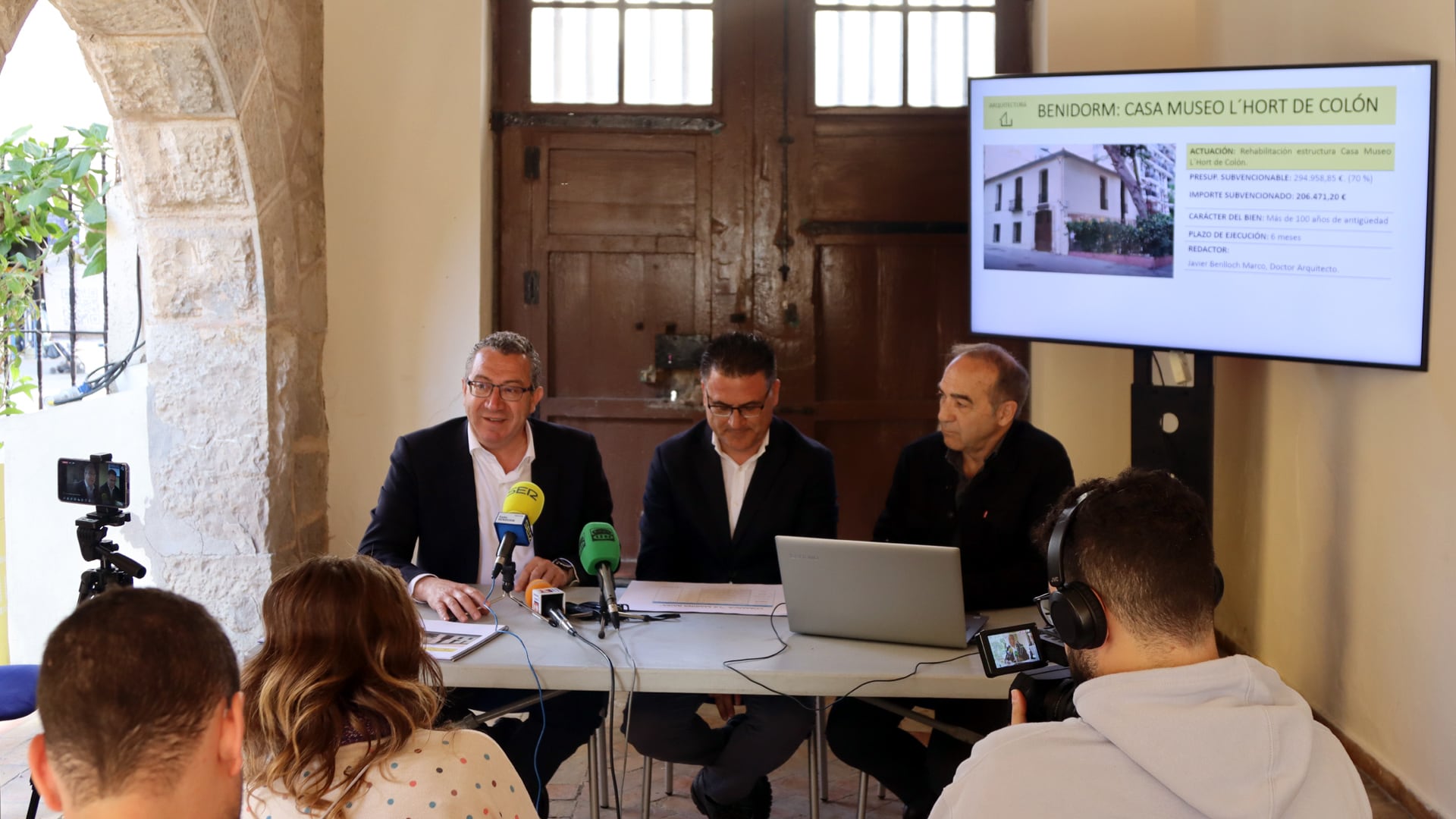 El alcalde de Benidorm, Toni Pérez; el diputado provincial de Arquitectura, José Ramón González de Zárate y el director de esta área en la Diputación Rafael Pérez en una rueda de prensa este lunes en l&#039;Hort de Colón.