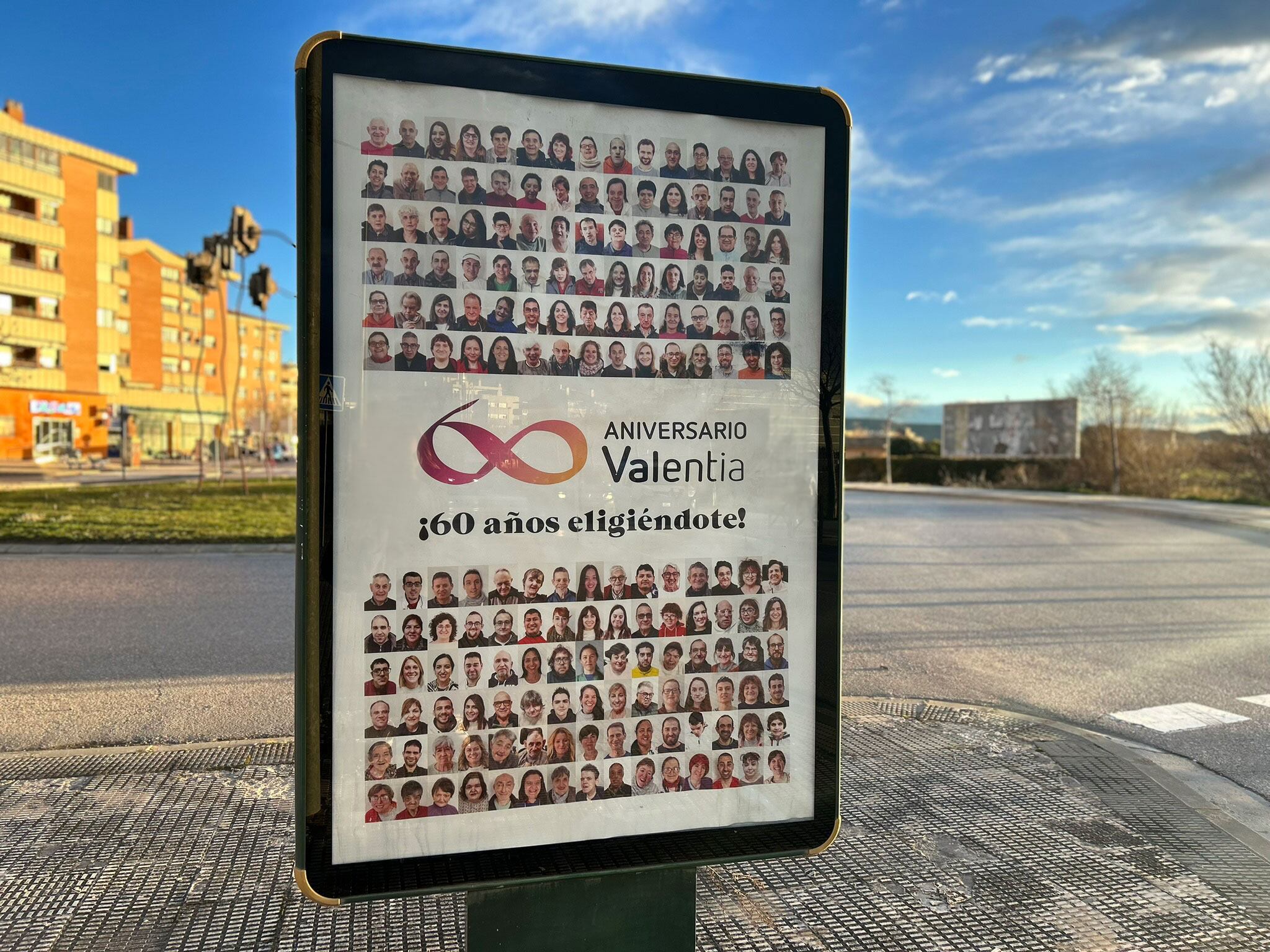 Mupi con fotos de usuarios y trabajadores de Valentia