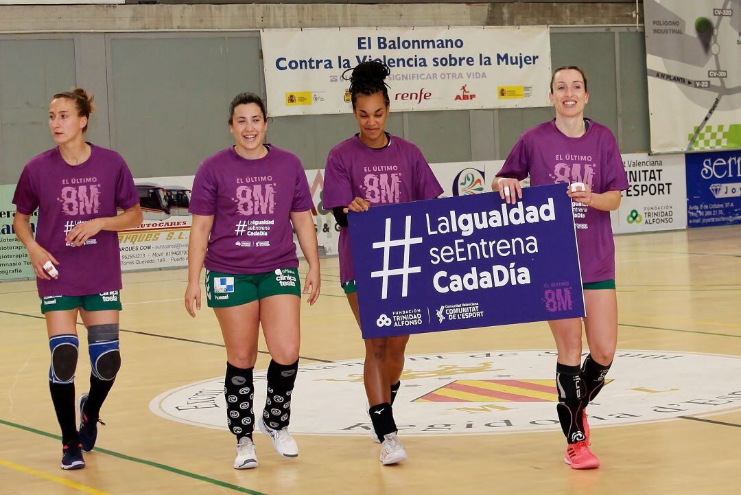 Las jugadoras del Elche lucieron camisetas del 8-M antes del partido