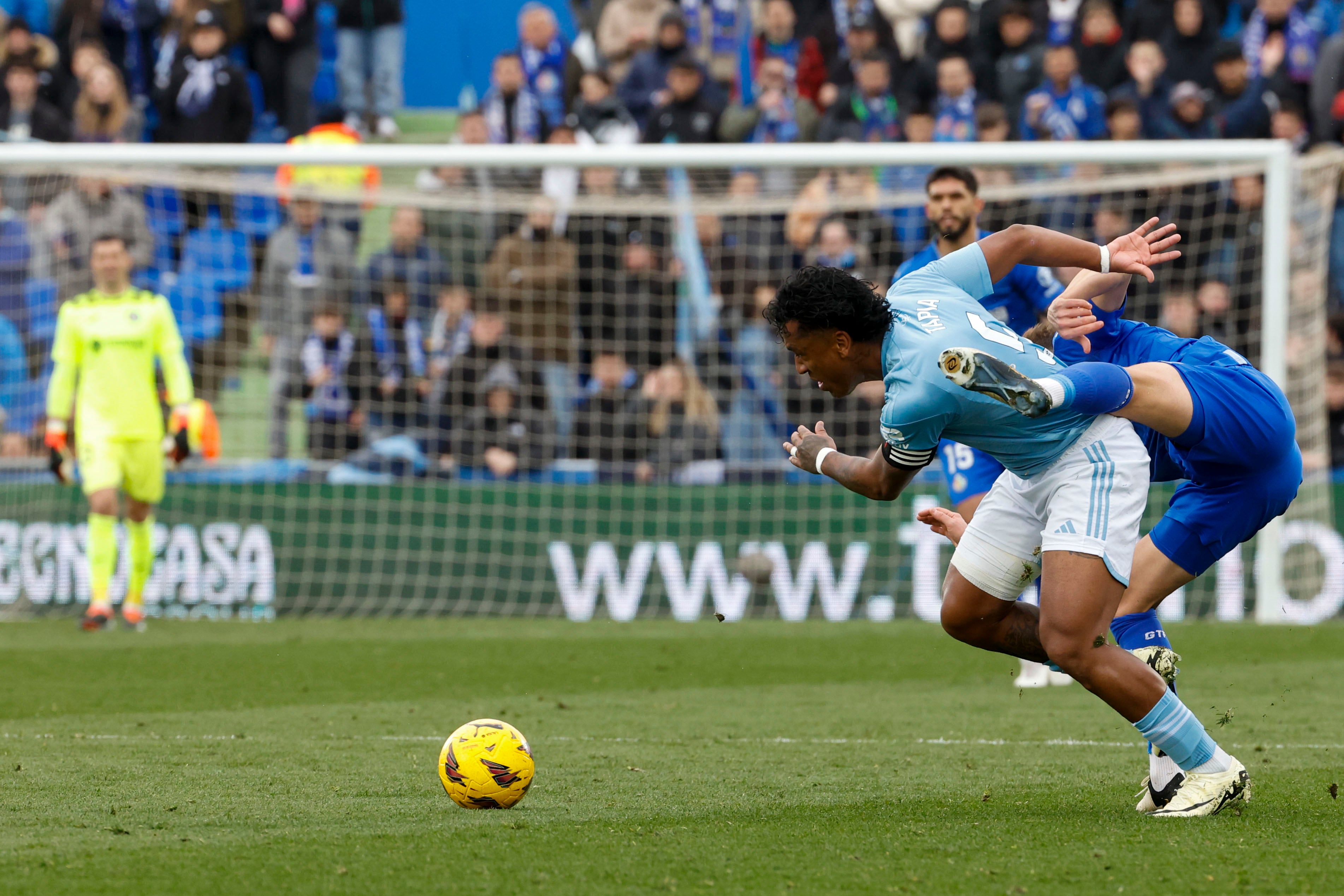 GETAFE (MADRID), 11/02/2024.- El defensa del Celta de Vigo Renato Tapia se zafa de un contrario durante el partido correspondiente a la jornada 24 de Liga EA Sports que disputan el Getafe y el Celta de Vigo este domingo en el estadio Coliseum, en Getafe. EFE/Zipi Aragón
