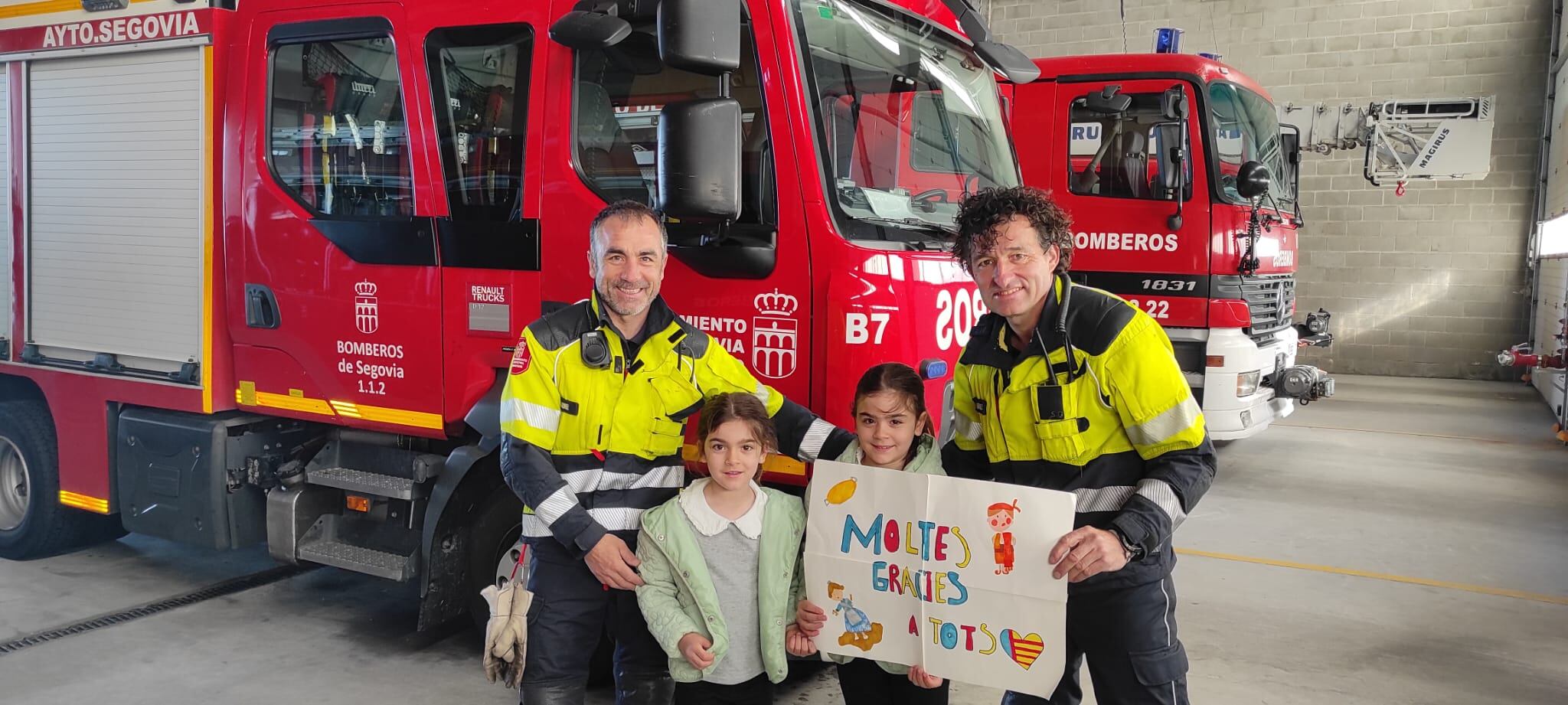Una familia de Paiporta agradece el esfuerzo de los bomberos segovianos