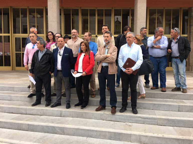 La Plataforma se concentró en la puerta del Ayuntamiento