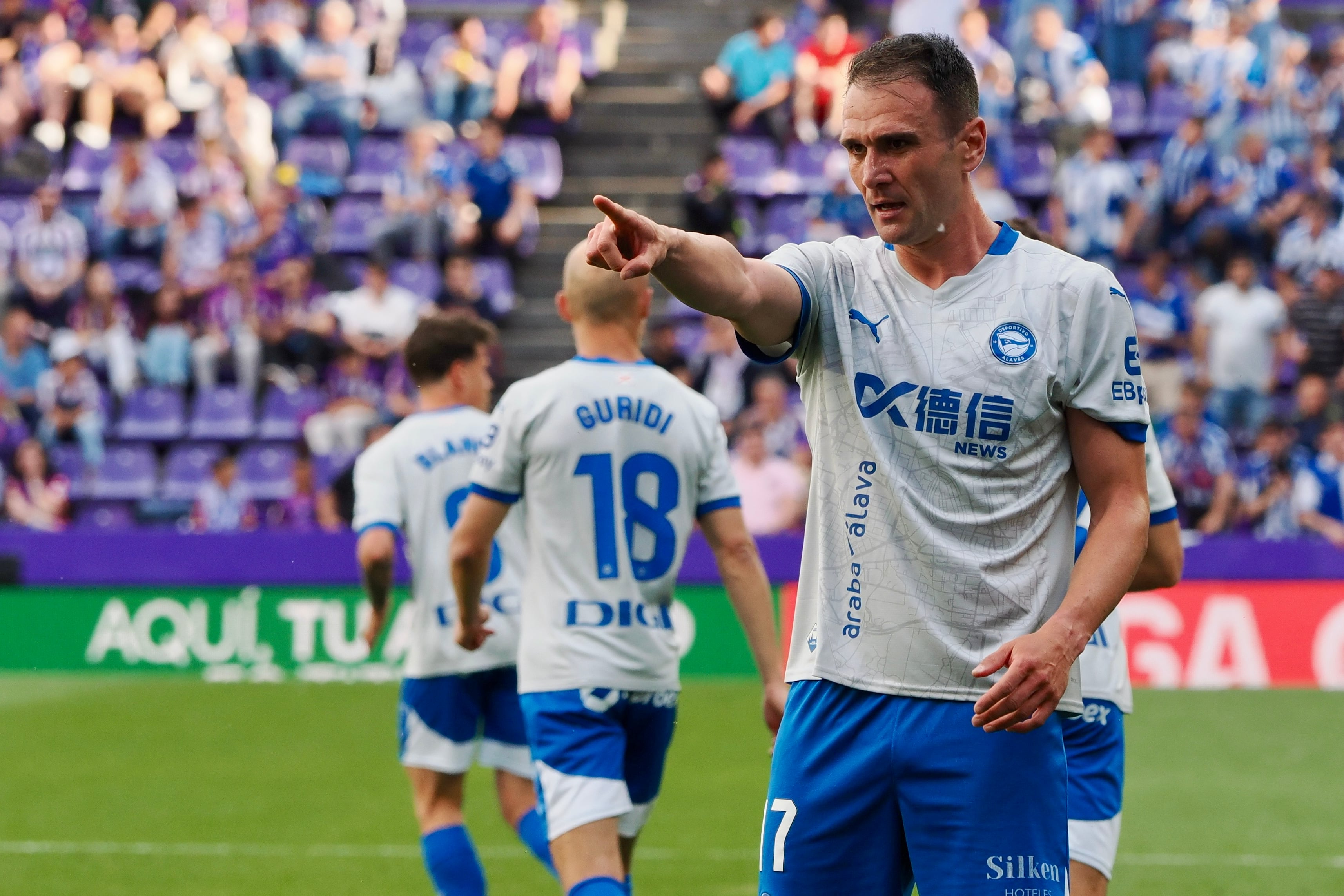 VALLADOLID, 18/05/2025.- El delantero del Alavés Kike García celebra su gol durante el partido de LaLiga que Real Valladolid y Deportivo Alavés disputan este domingo en el estadio José Zorrilla. EFE/R.García