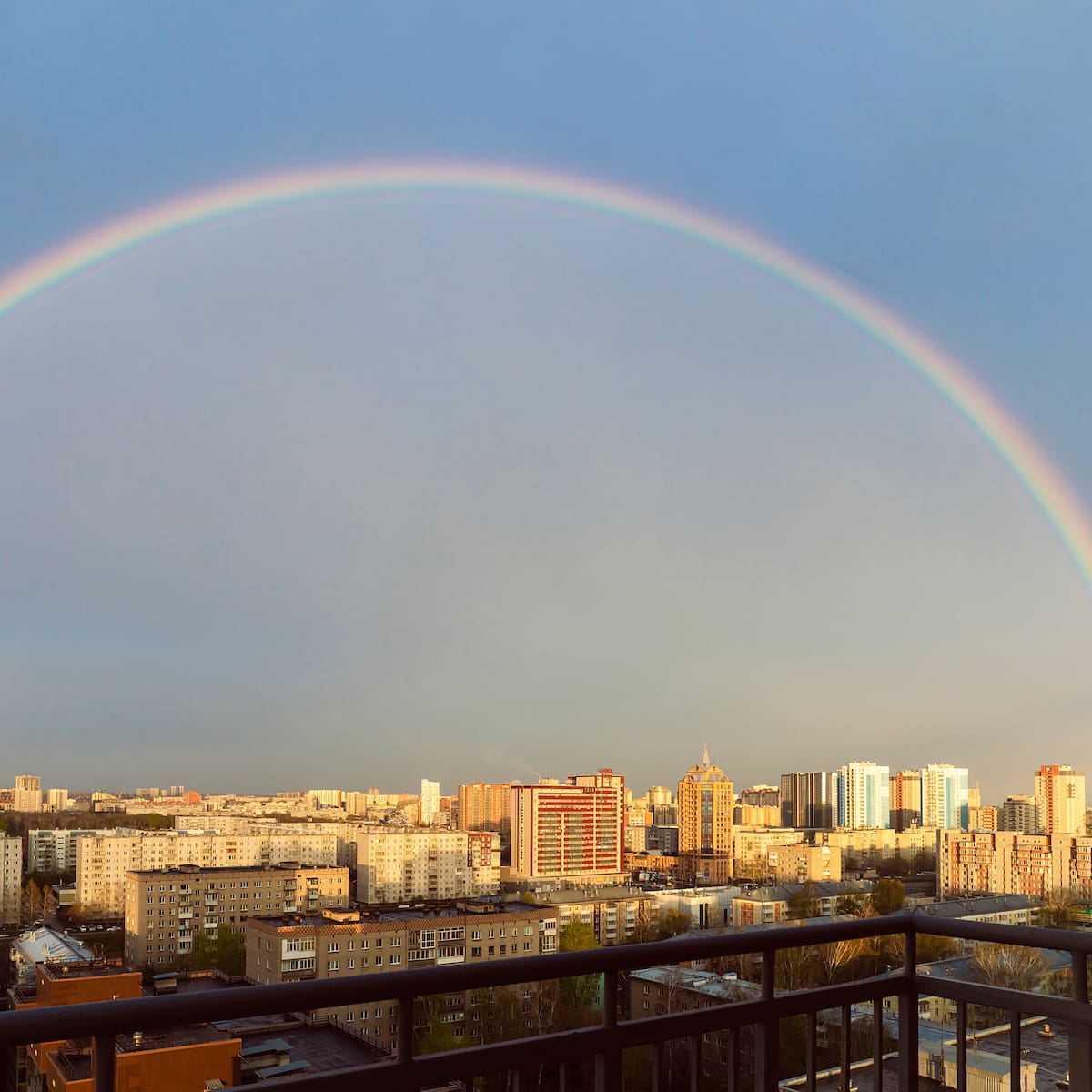 ¿Se puede pasar por debajo de un arcoíris? Un meteorólogo nos saca de dudas