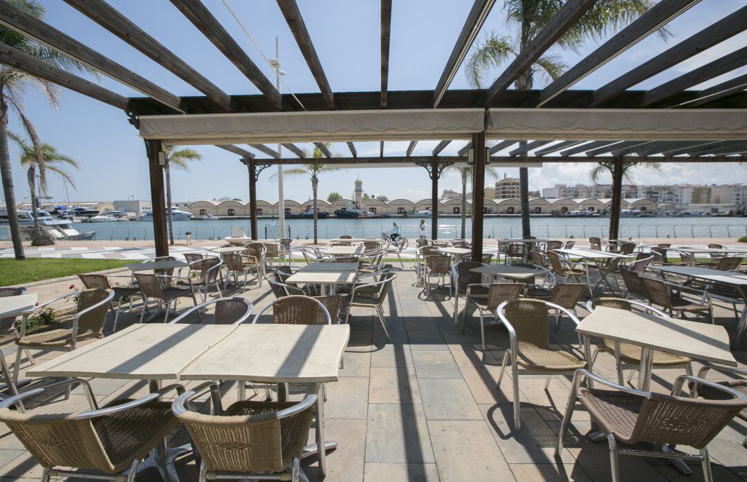 Terraza de un bar en la playa de Gandia 