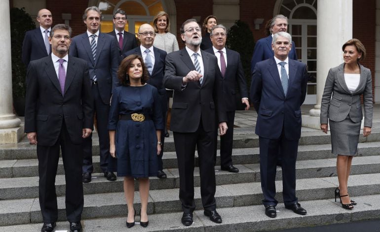 El presidente del Gobierno, Maria Rajoy (c), posa para la fotografía de familia con los integrantes del nuevo Gobierno en las escalinatas del Palacio de La Moncloa, poco antes de la reunión de su primer Consejo de Ministros. De izquierda a derecha, primer