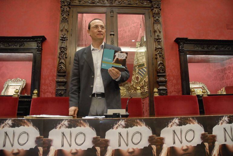El concejal Fernando Egea presenta el acto contra la violencia de género de la ciudad de Granada